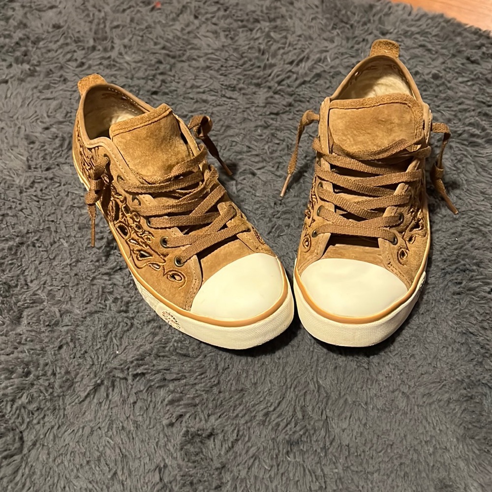 UGG Sneakers Lace Cut-Out sides 7.5